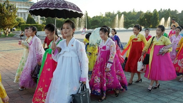 Hình ảnh phụ nữ Triều Tiên mặc trang phục truyền thống khi ra đường