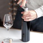 Cách mở rượu vang không cần dụng cụ