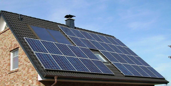 Tấm pin mặt trời được lắp đặt trên mái nhà