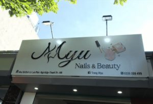 Mẫu biển quảng cáo nail mi bằng Mica