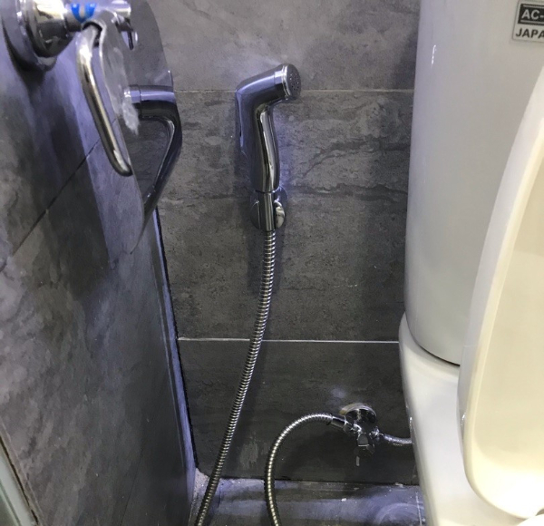 Các yếu tố ảnh hưởng đến giá vòi xịt vệ sinh Inax