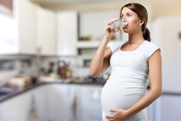 Bà bầu uống nước khoáng có tốt không