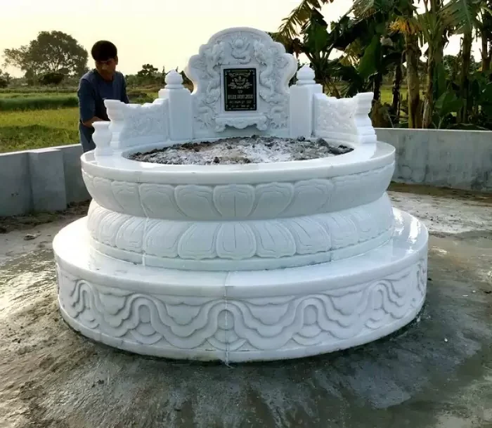 Mộ tròn đá chạm hoa sen tượng trưng cho sự thanh khiết