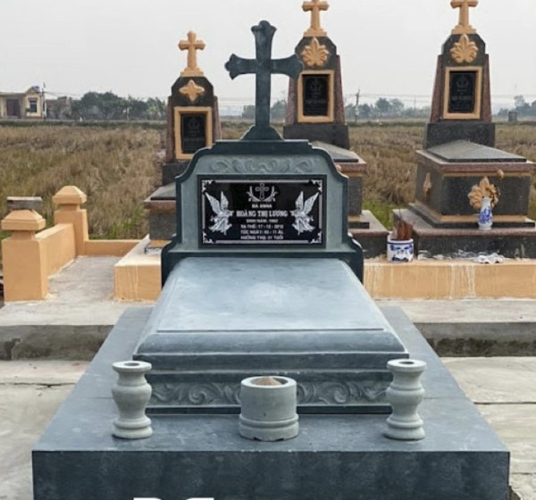Alt text: Mẫu mộ đá đôi Thiên Chúa giáo thiết kế đơn giản với thánh giá chung.