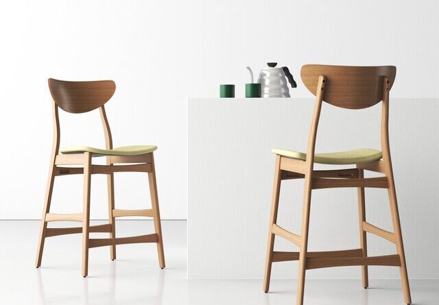 Ghế gỗ cafe phù hợp decor quán tạo điểm nhấn không gian ấn tượng