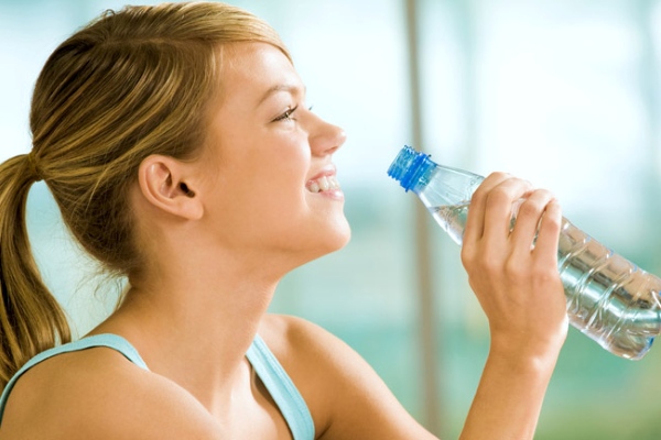 Uống nước lọc đúng cách có thể hỗ trợ quá trình giảm cân