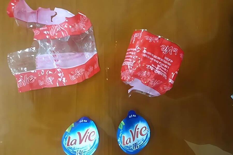 So sánh tem nhãn thật và giả trên bình nước