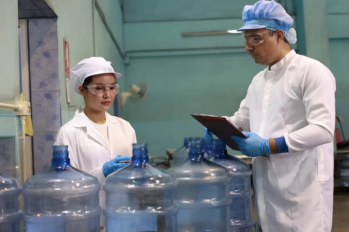 Kiểm tra chất lượng bình nước 20L trước khi sử dụng