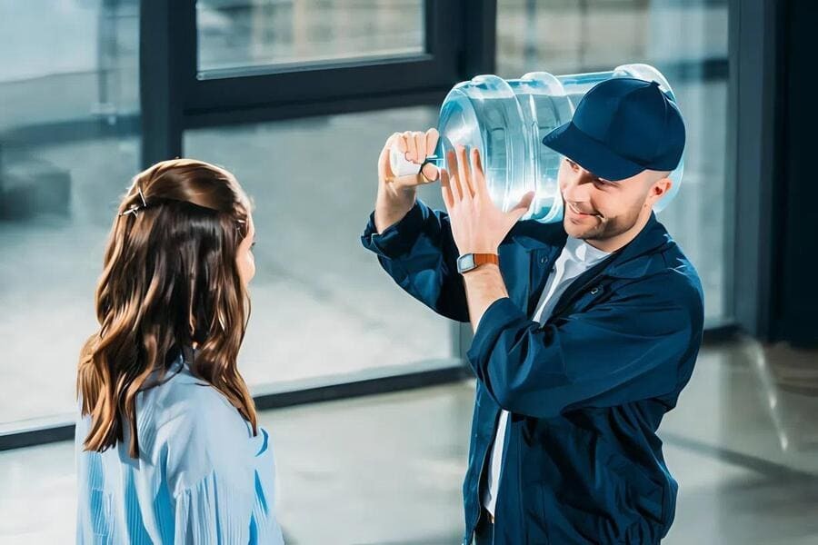Khách hàng đặt mua và nhận giao nước bình 20L tại nhà một cách tiện lợi