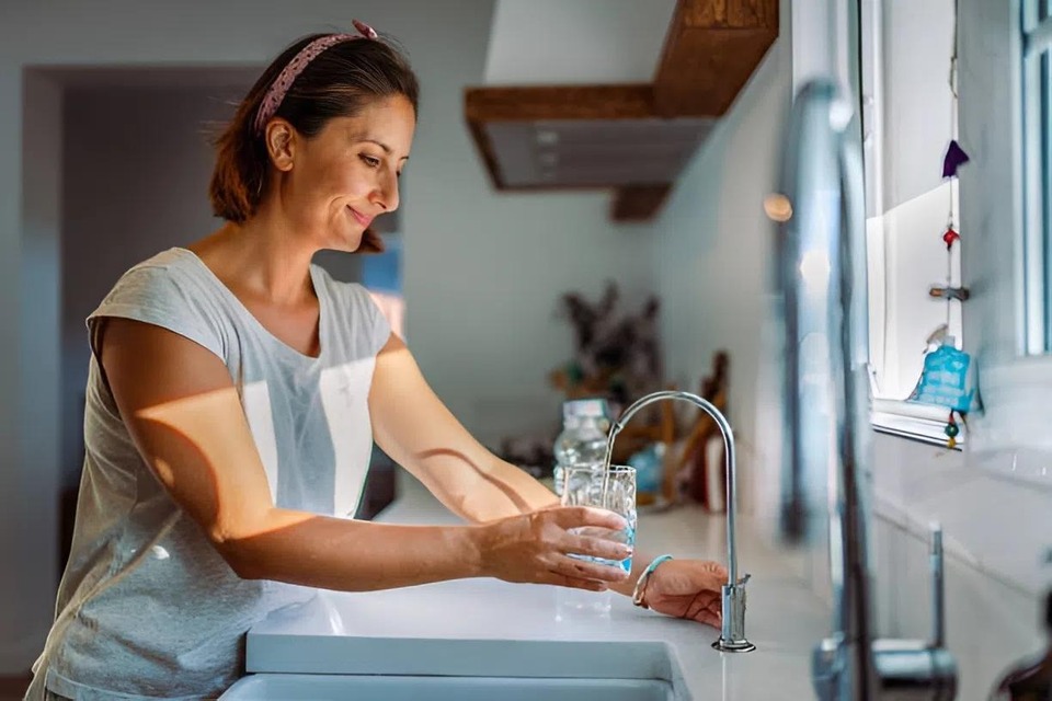 Máy lọc nước tại vòi khi được dùng tại nhà trong không gian bếp