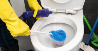 Sử dụng nước tẩy rửa để vệ sinh bồn cầu