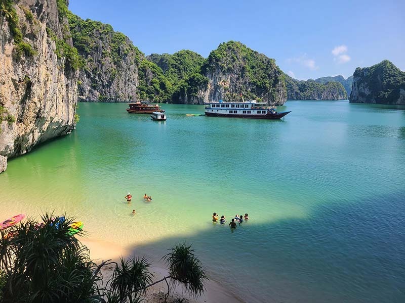 Trải nghiệm hoạt động tắm biển giữa các đảo đá
