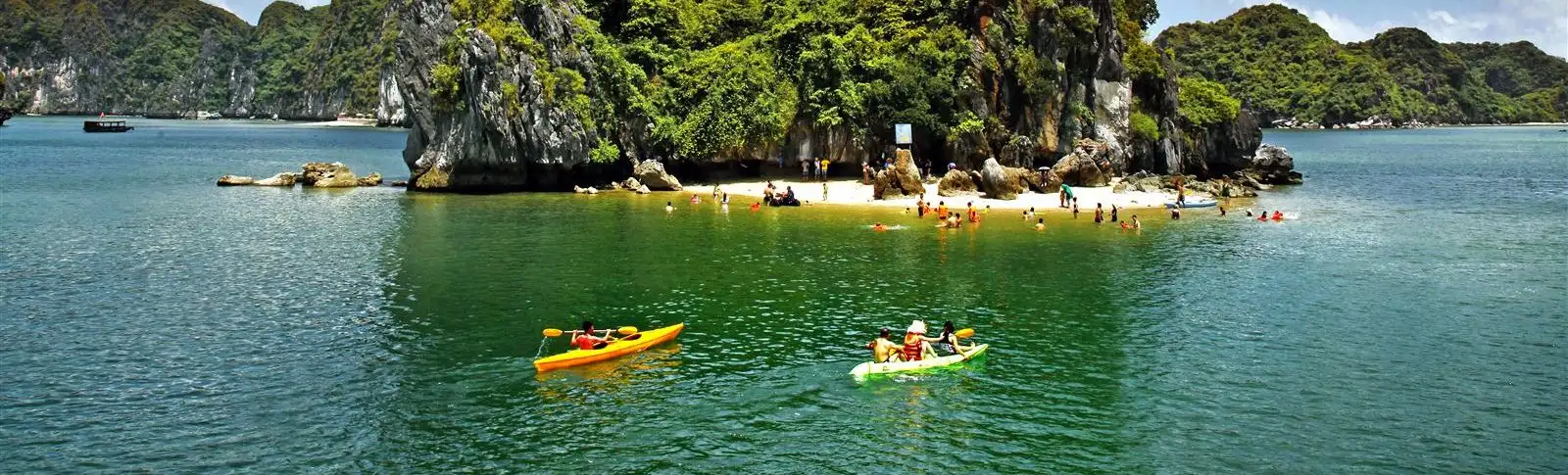 Trải nghiệm hoạt động chèo kayak giữa các đảo đá