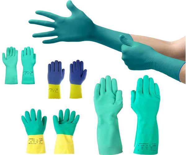 Người lao động thử nhiều mẫu găng tay khác nhau